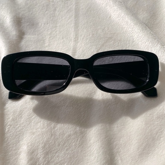 Sleek Black Rectangle Sunglasses – Retro Minimalist Style - Picture 4 of 11